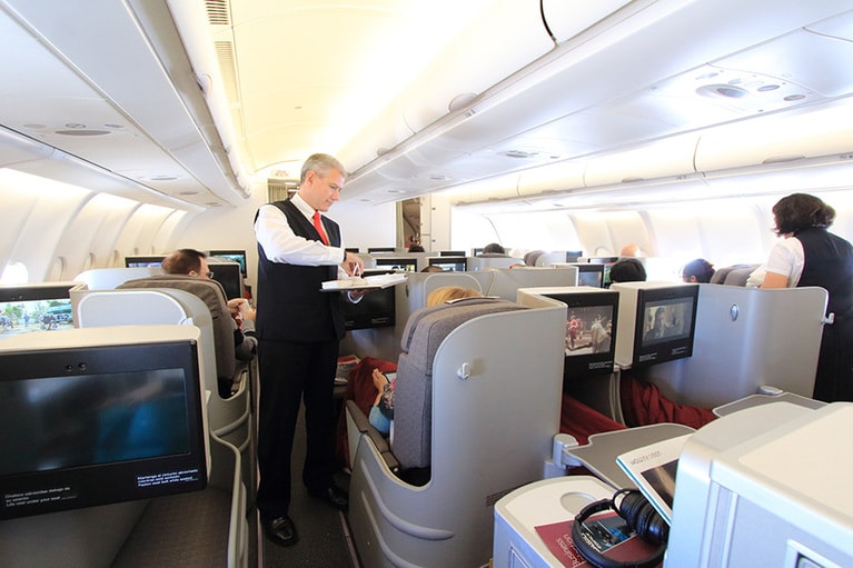 ビジネスクラスは、全席通路へのアクセスが可能なスタッガード式の19席。