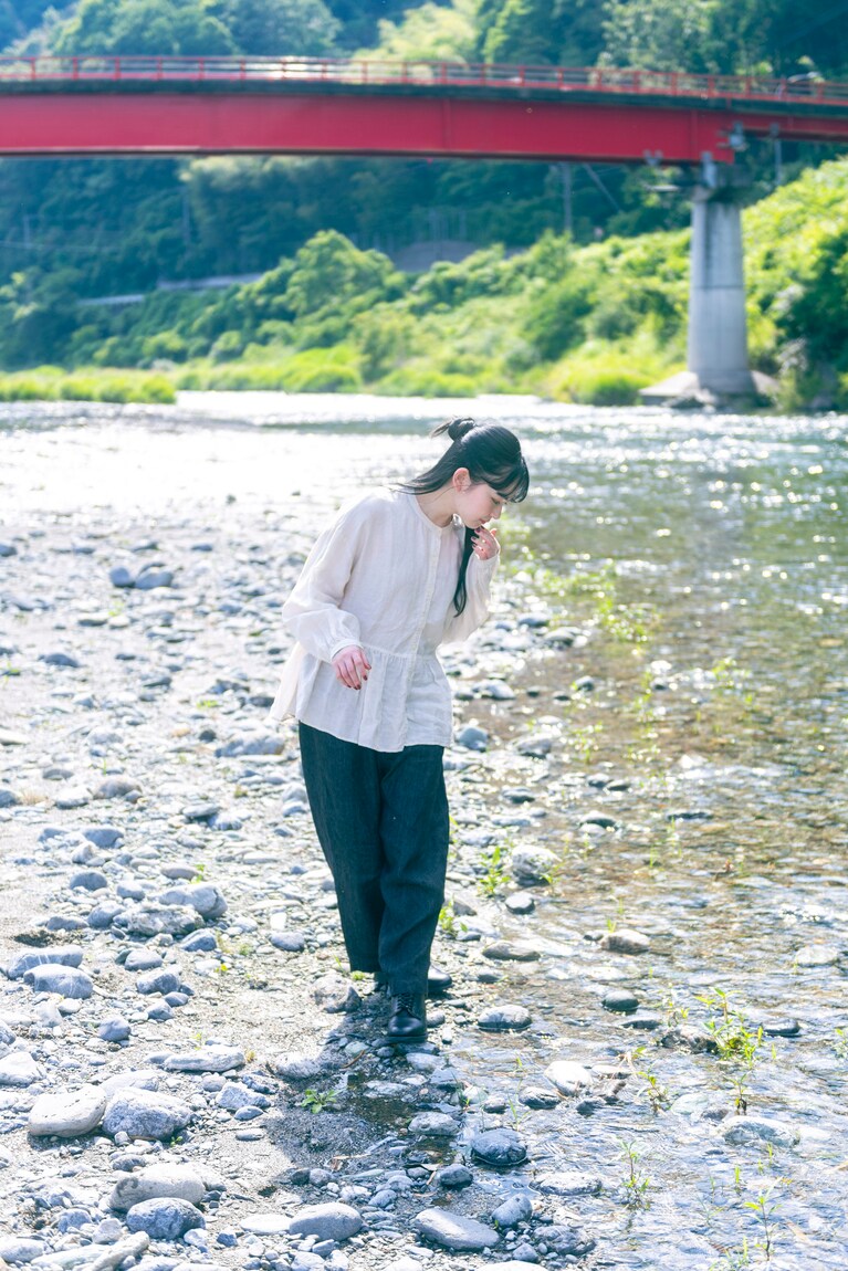 【俳優・山田杏奈がネストローブをまとう】徳島の風が肌に触れる、“心地よさの源泉”を巡る旅