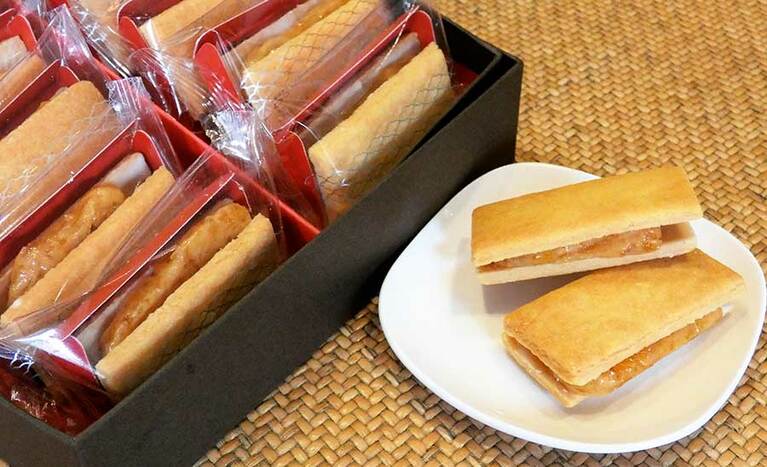 【滋養豆餡舗(ツーヤントウシエンプー)】「鳳梨酥」10個入り 495元、5個入り 265元。