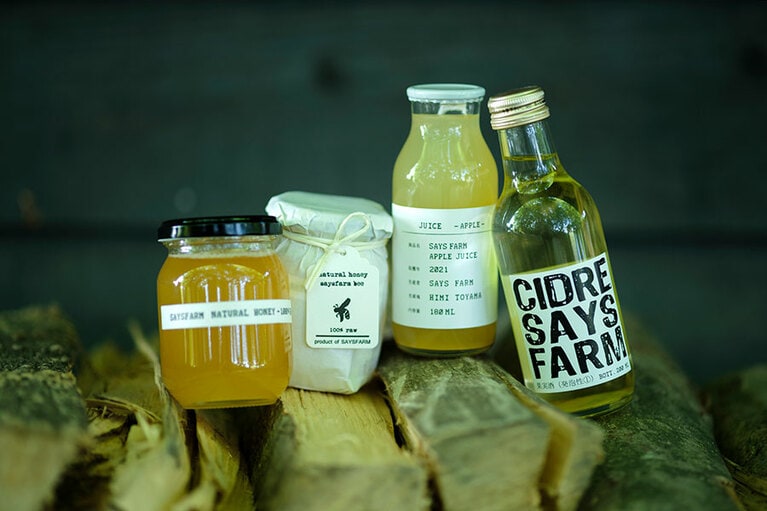 右からシードル 650円、農園のくだものジュース 450円、春のはちみつ 各1,800円。