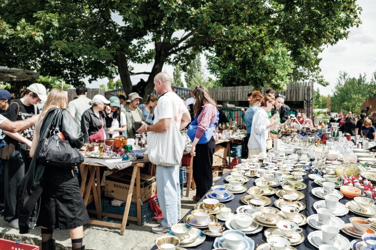 とくに若い世代からの人気が高い蚤の市。