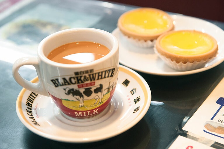 左から：香港式ミルクティー(ホット) 330円、エッグタルト 1個 220円。