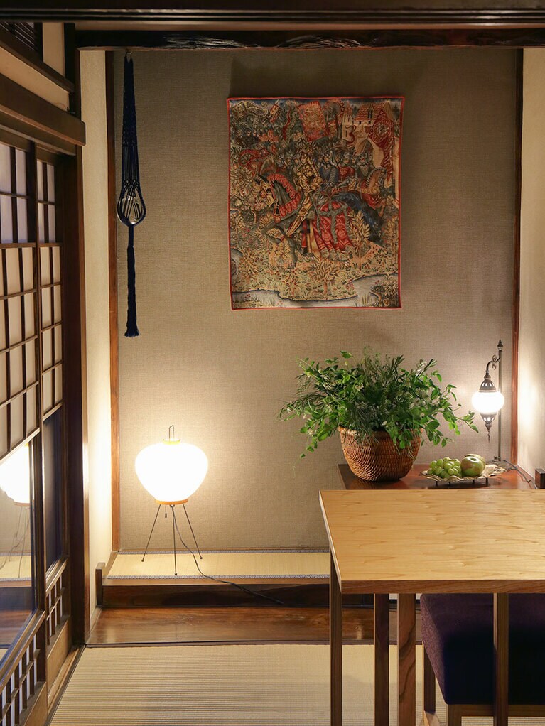 ダイニングには床の間が。ファビアンさんのご両親から贈られたゴブラン織を掛け軸がわりに。右のトルコランプが麻奈さんらしい。