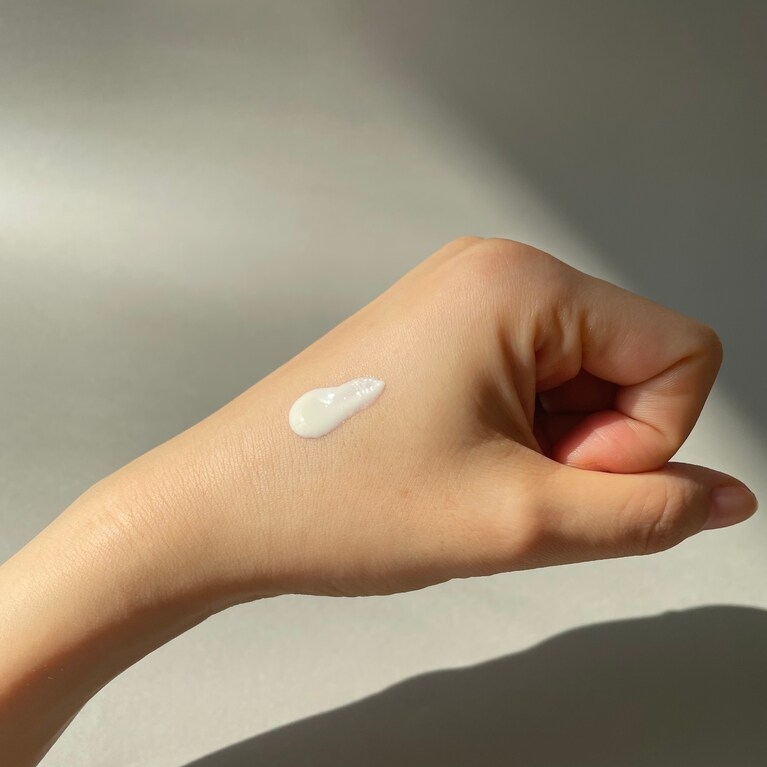 エリクシール デーケアレボリューション ブライトニング + baのテクスチャー。