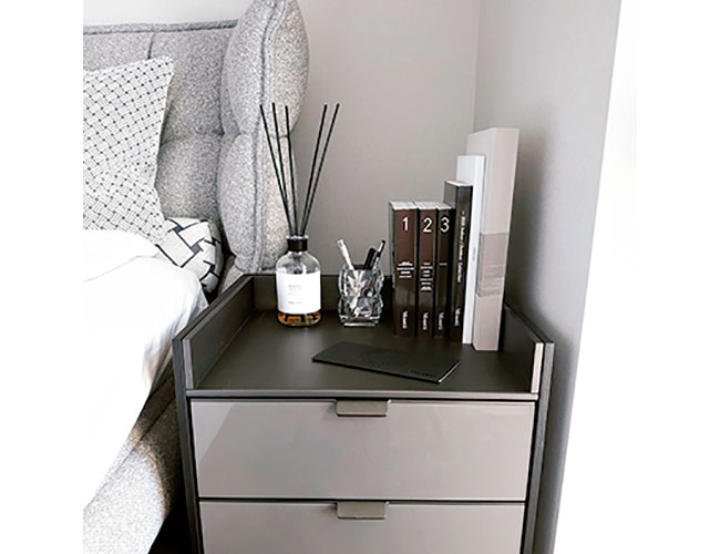 ナイトテーブル上の小物も白、黒で統一。