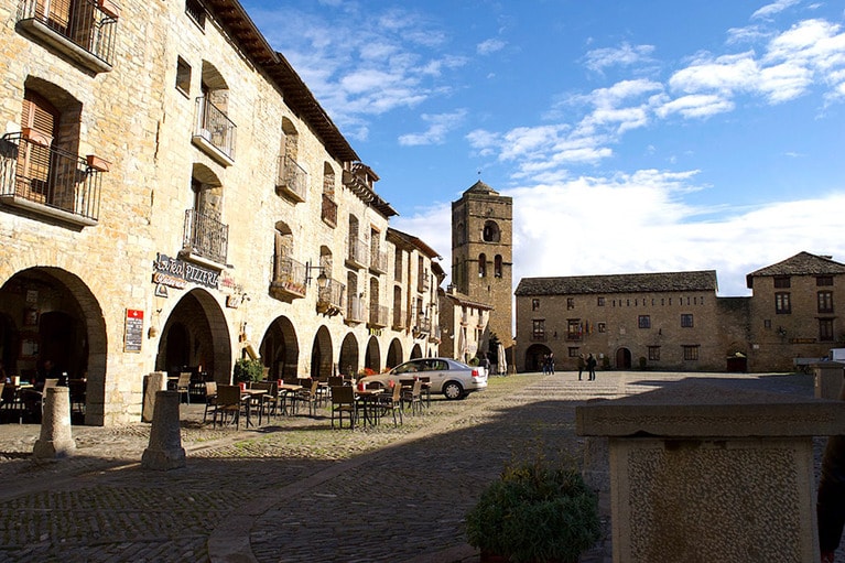 スペインの中でも可憐さで1、2を争うアインサのマジョール広場の様子。