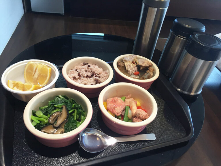 できたてが届けられる産後ケア食。写真は夕食で、スープが2食分付いてくる。夜通しの授乳にありがたい限り。費用は台北市内で一泊6,000〜8,000元程度が目安。