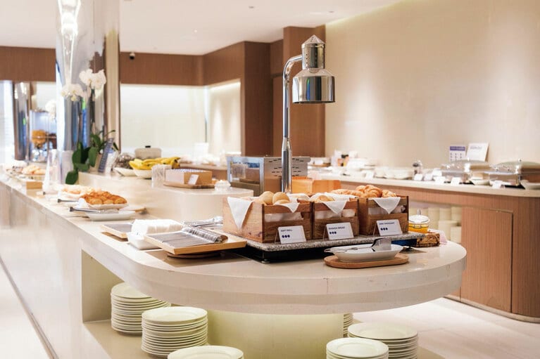 ビュッフェスタイルダイニングなどを備えたマニラ空港のビジネスクラス専用ラウンジ「マブハイ・ラウンジ」。