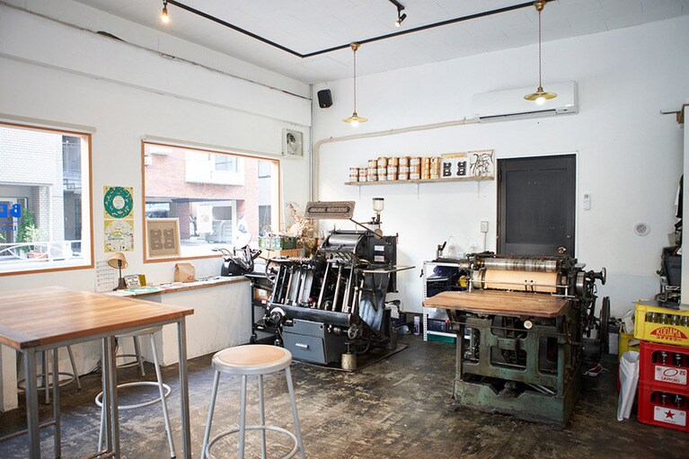 70年代後半に製造されたハイデルベルグの活版印刷機など、年季の入った機械が並ぶ。