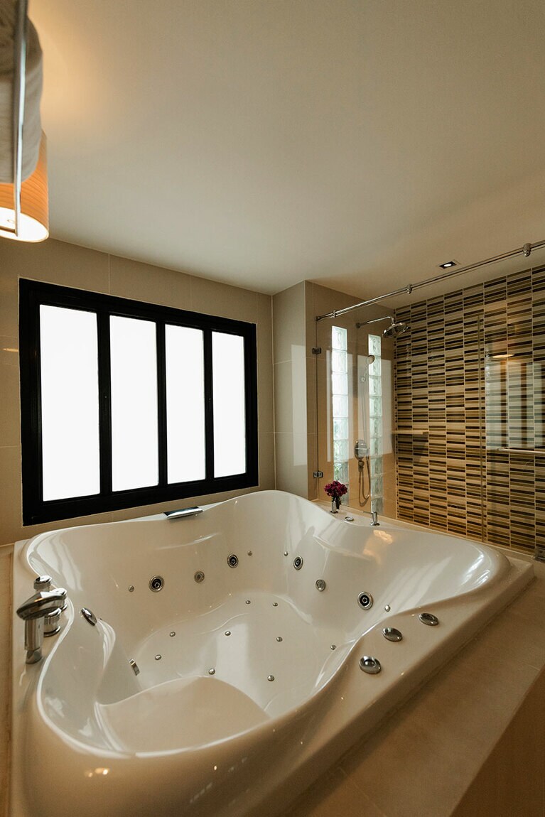 “ウェルネススイート”（朝食付き 16,000タイバーツ～）はジャグジーも備えている。