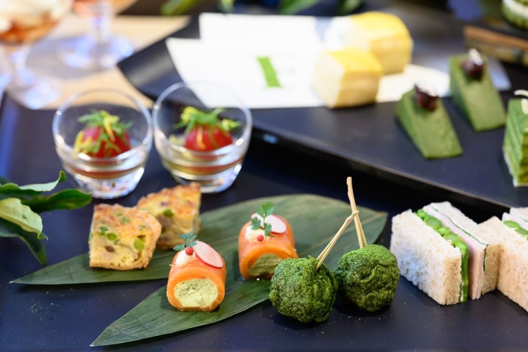 「エンドウ豆のキッシュ」「ハムとアスパラガスのサンドイッチ」など、セイボリーメニューのイメージ。