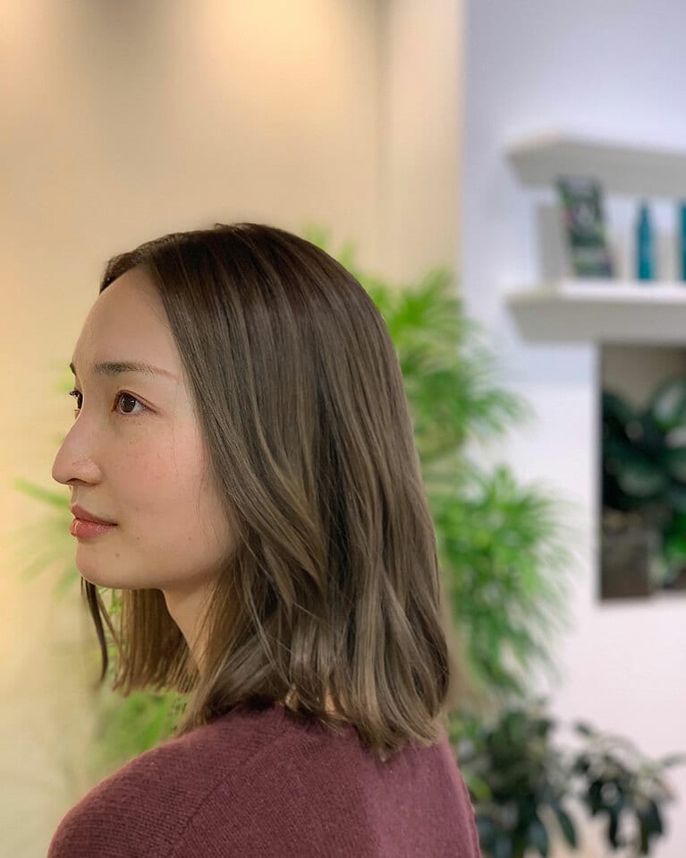 アッシュでもくすませず、まろやか上品なミルキーベージュ。