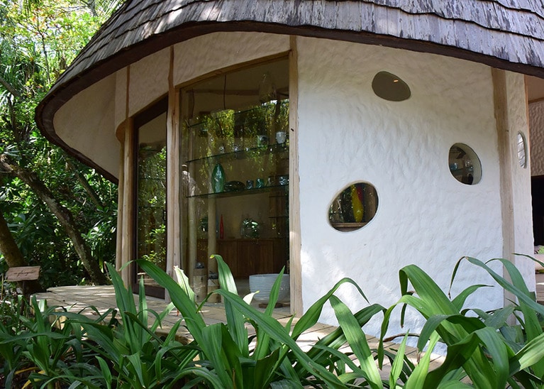 リサイクルしたグラスやアート作品を販売するブティック。