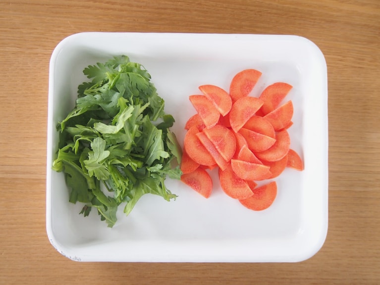 人参は皮を剥いて、半月切りに。春菊は4cmの長さに切る。