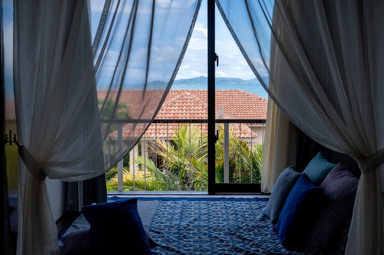 「スーペリア」の一室。窓辺に設えたデイベッドで極上のお昼寝を。