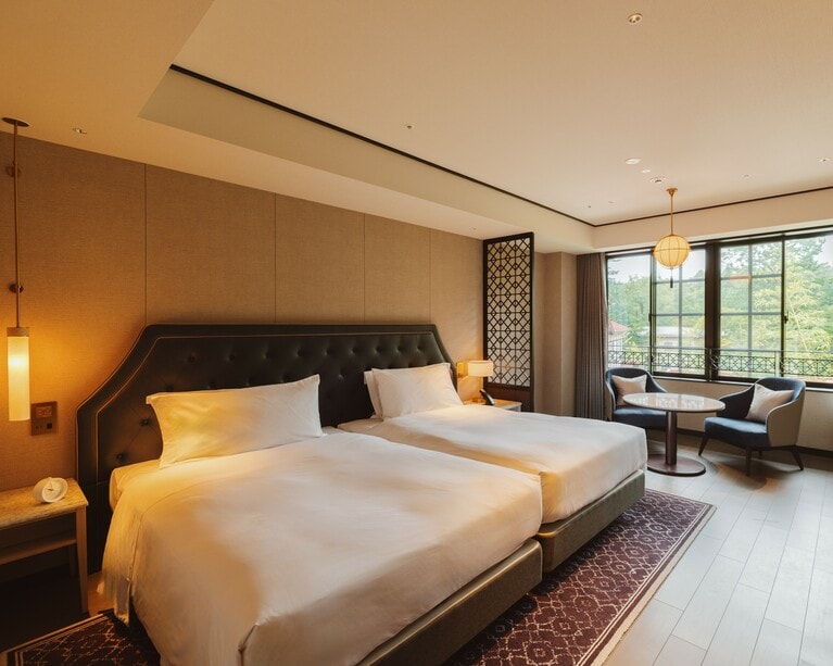 万平ホテル伝統の美意識を受け継ぎながら、新たな時代のクラシカルモダンを表現した客室「愛宕館 プレミア」。