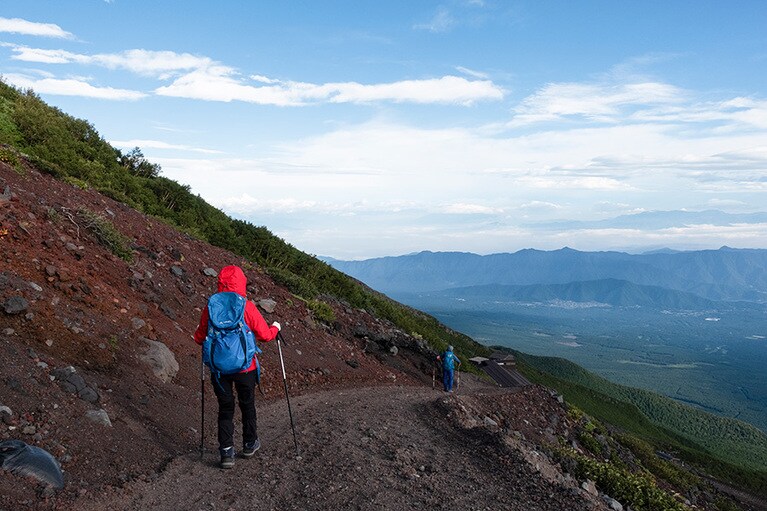 「登るより辛い」と聞いていた下山道。一歩一歩ゆっくりと歩くことで、恐怖心を抱くことなく下ることができた。