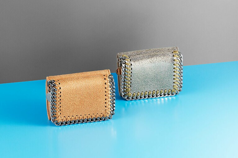 【フェミニン×エッジィの好バランスが◎】ステラ マッカートニー ファラベラ スモール ウォレット (W10×H7.5×D3cm)＜札入れ１×コイン入れ1×カード入れ3＞ 右：パイライト 49,000円、左：フォーン 48,000円／STELLA McCARTNEY(ステラ マッカートニー)