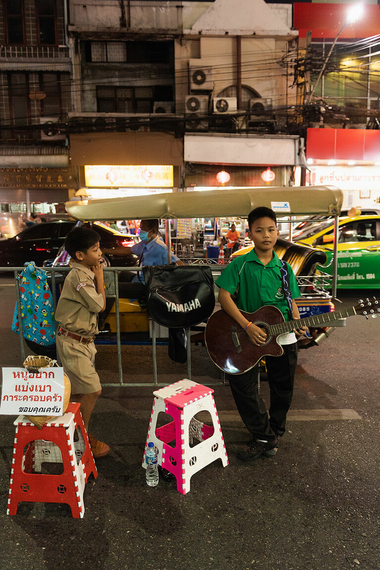 少年ミュージシャン2人組が熱唱していた。「ゆず」の向こうを張って、タイ名産の「こぶみかん」と名乗ってほしい。