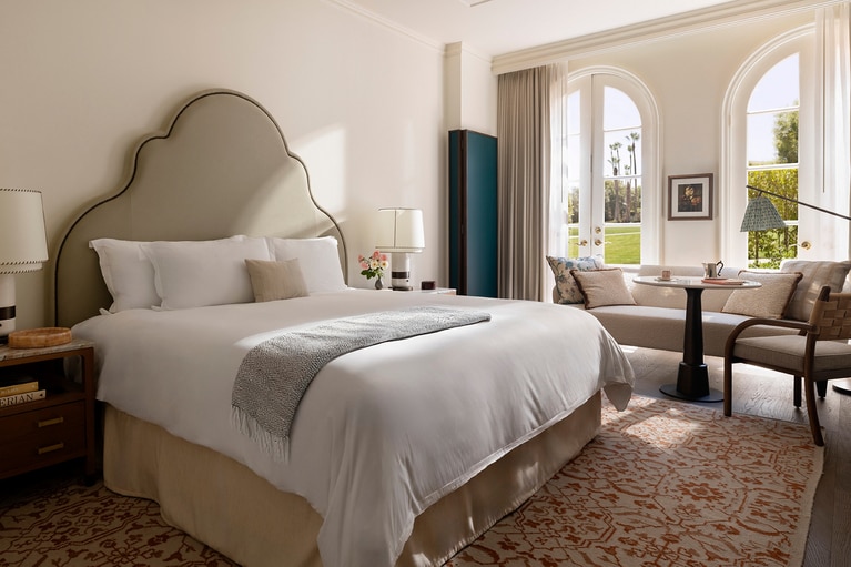 美しい刺繍が施されたクッションや洒落たランプが洗練された雰囲気を醸成。©The Langham Huntington, Pasadena
