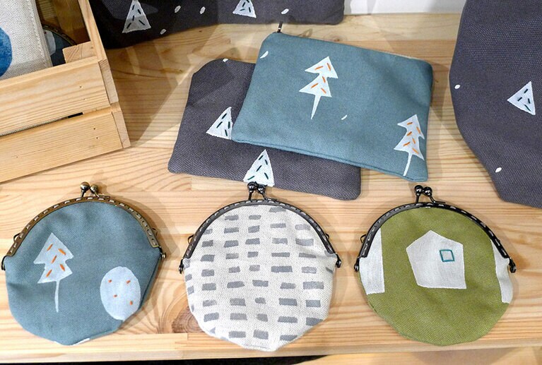 がま口やポーチなどはお土産としても手ごろ。