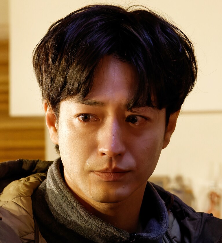 IT企業勤務。妻と向き合おうとせず、一緒に居る意味をも感じさせない不倫夫、甲本光博を演じる竹財輝之助。麻矢（安達祐実）の夫役。©「夫よ、死んでくれないか」製作委員会