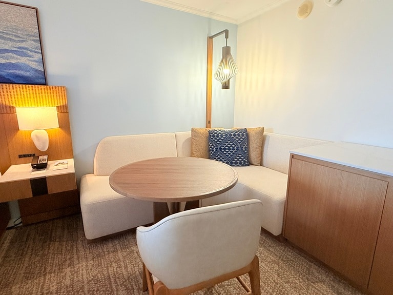 タワーウィングの客室内にあるカフェのような空間。