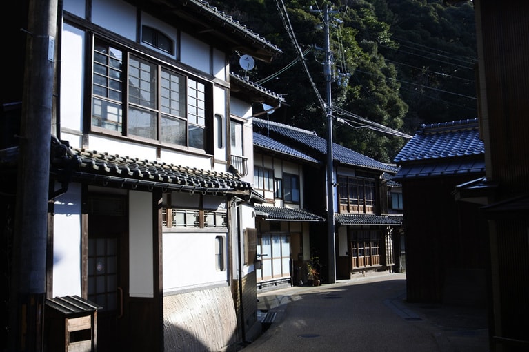 海岸線の舟屋は仕事場。暮らすのは道を隔てた内陸側の母屋。