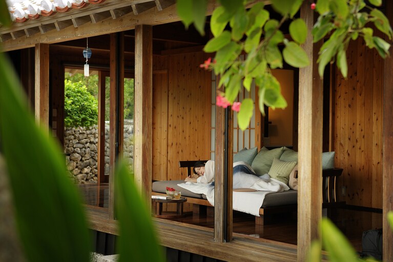 なちゆくい島時間の期間は、ブランケットや月桃の枕が貸し出され、ハーブティーやハーブの香りが楽しめるオリジナルのスプレーも用意。快適な昼寝をサポートする。