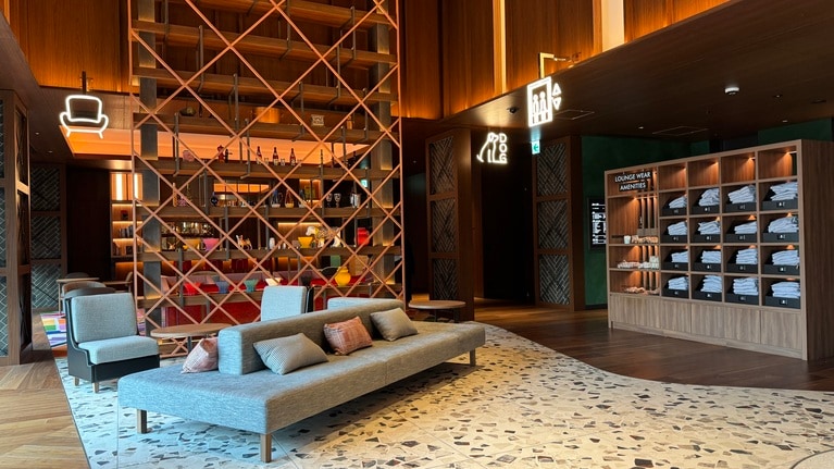 「OMOベース」のフロント前はブティックホテルみたいな雰囲気。