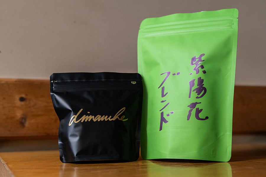 手書き文字の袋もディモンシュのシンボル。左：「オリジナルブレンド dimonche（中深煎り）」100グラム920円～。右：「紫陽花ブレンド」100グラム1,180円～。