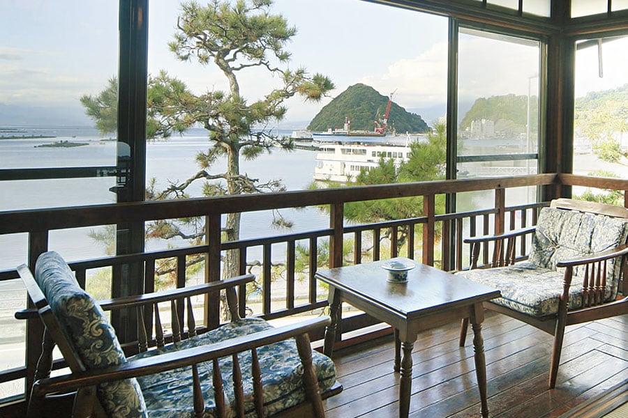 太宰治が滞在した松棟2階にある客室「月見草」。太宰も眺めたに違いない駿河湾と富士山が一望できる角部屋。