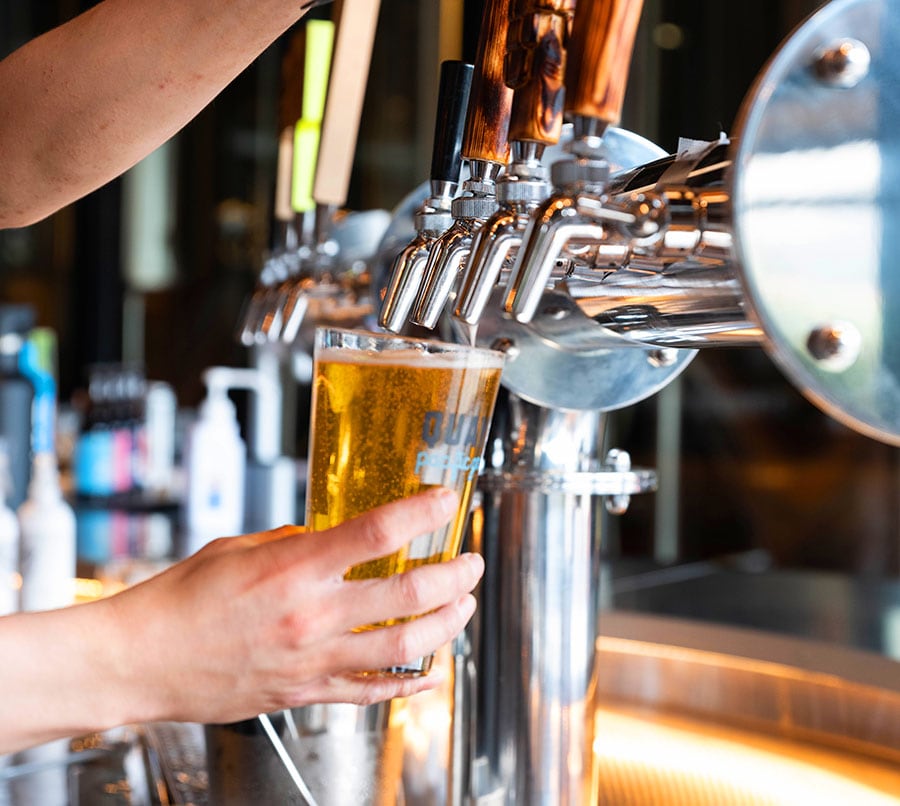 店内のナンバーナイン・ブリュワリーで醸造されているビールは9種で、ランチにぴったりな低アルコールビールもある。