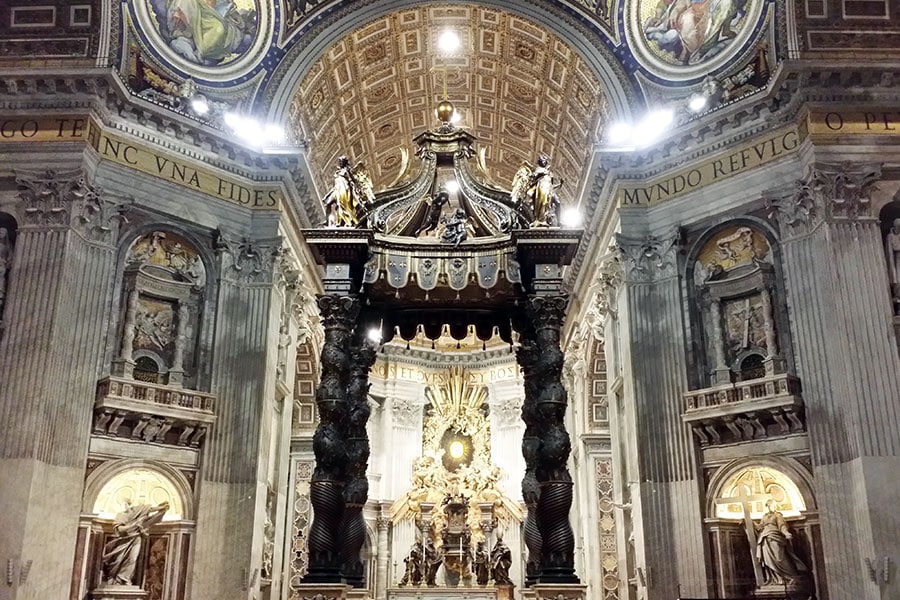 バチカンの荘厳なサン・ピエトロ大聖堂。毎週日曜日にミサが行われる。