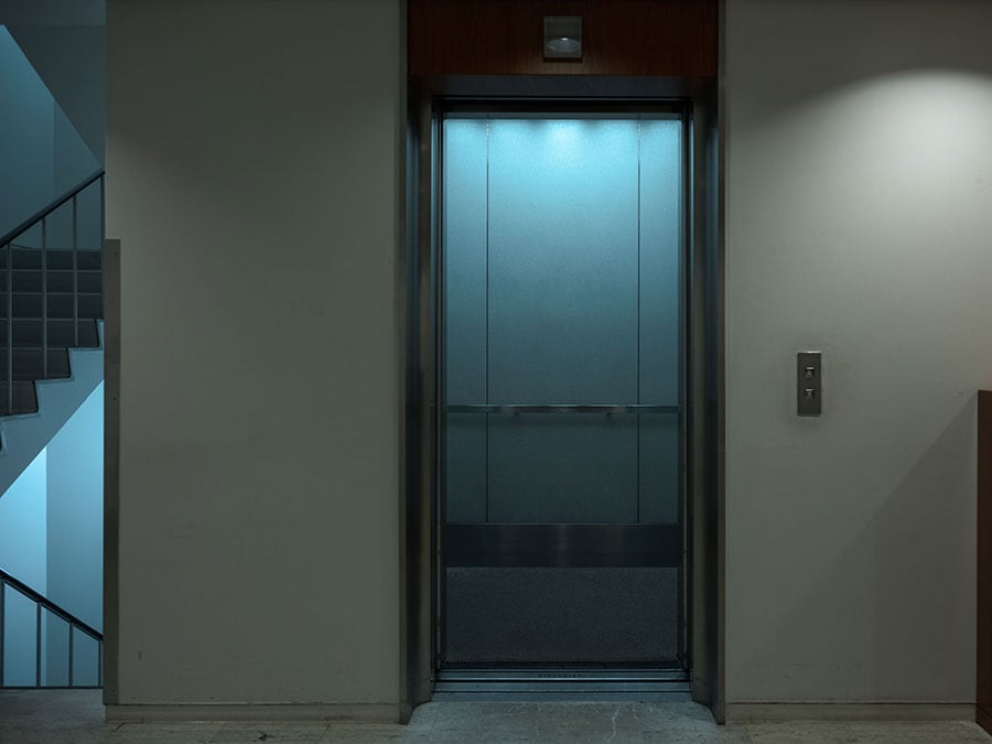本作で重要な役割を果たすエレベーター（写真はイメージです）。