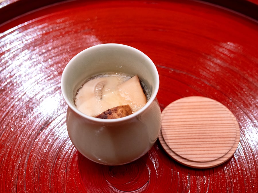 マツタケの香りが豊かな茶碗蒸し。