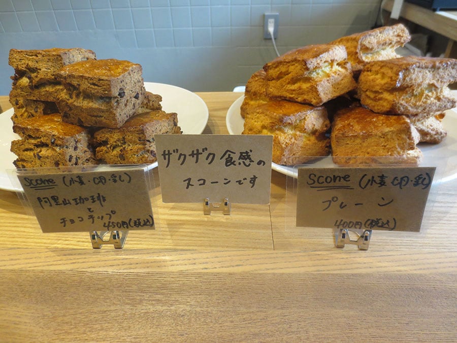 スコーン2種。左「阿里山珈琲とチョコチップ」450円、右「プレーン」400円。