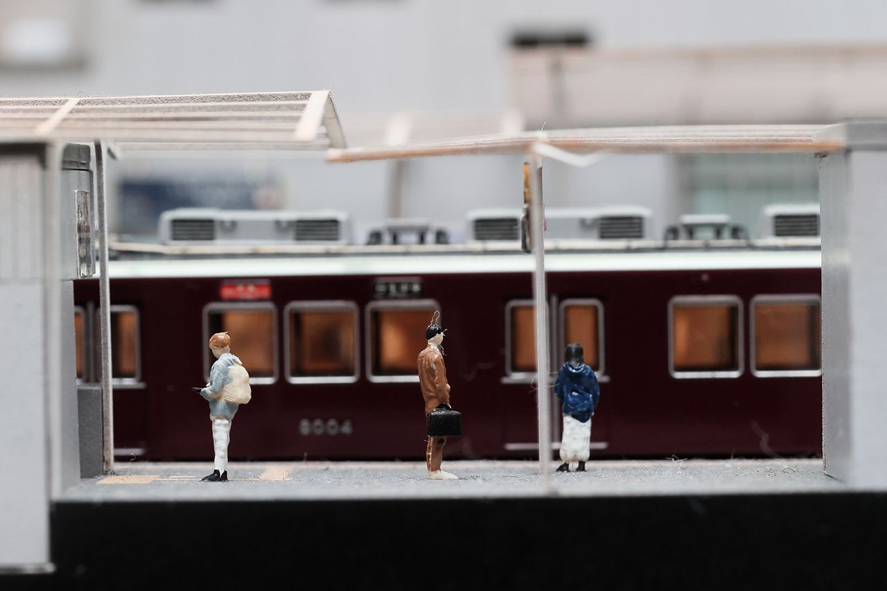 「マルーンカラー」として知られる茶色い阪急電車がホームに到着