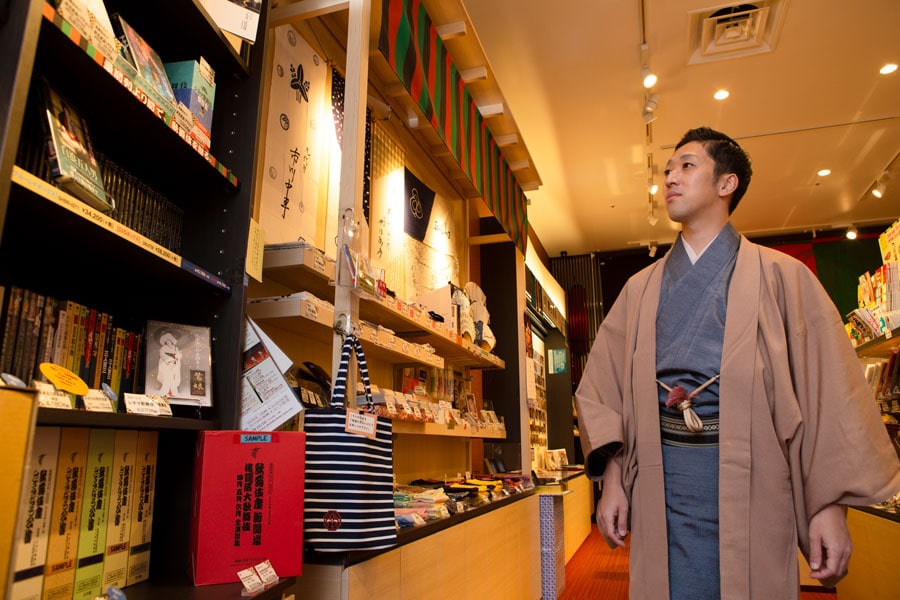 歌舞伎関連書籍やDVDなどの充実ぶりに、梅枝さんも感心！ Photo：Tadashi Shirasawa