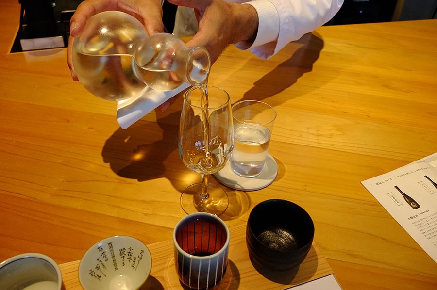 ［農口尚彦研究所］九谷焼の人間国宝、吉田美統さんの盃をはじめ、テイスティングに用いられる酒器も素晴らしい。