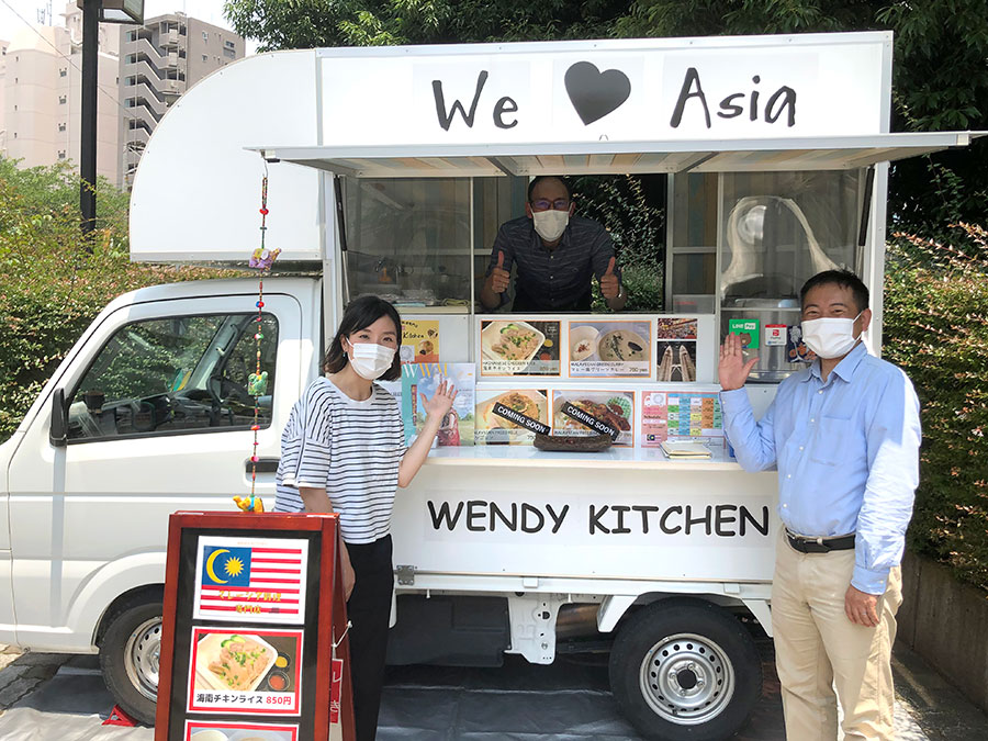 「海外旅行ができなくなった今、せめて料理で両国をつなぎたい。現地で人気の料理をどんどん紹介していきます！」とウェンディー・ジャパンの前川さん(左)。右は、同じく旅行会社で、サポーターの瀧井さん(エムアールシージャパン)
