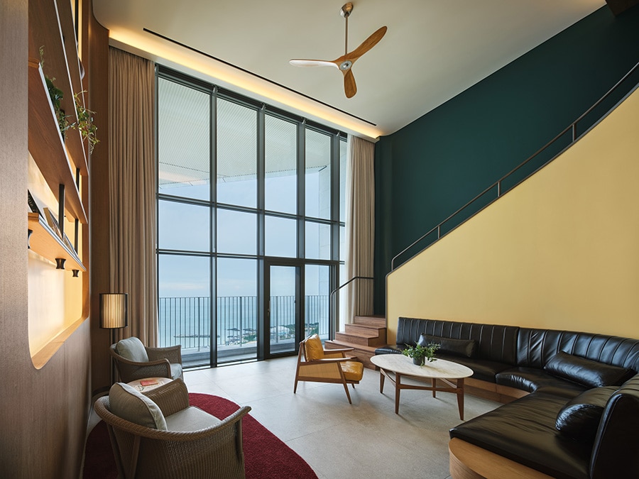 アナンティ アット プサン ヴィラージュの客室はメゾネットスタイル。優雅なヨットをイメージしたインテリアで、大きな窓から海と森のパノラマビューを満喫できます