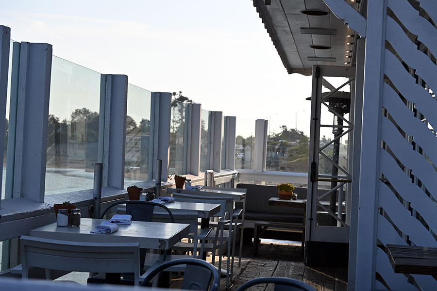 桟橋のたもとにある「マリブ・ファーム・レストラン」。桟橋の先端にはカジュアルなカフェが。