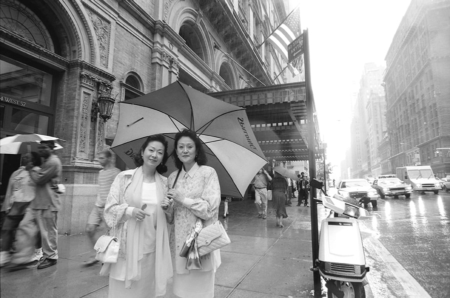由紀さおりと安田祥子の仲良し姉妹。95年、カーネギーホール公演のために赴いたニューヨークで撮影。