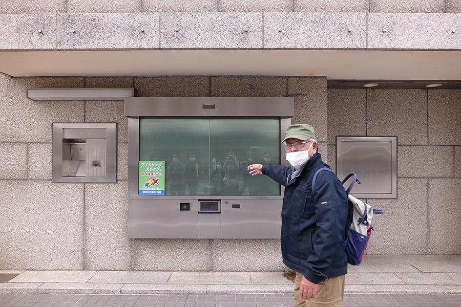 銀行窓口ドライブスルー？ の跡地を紹介するガイドの近藤さん。