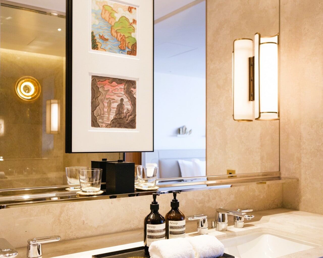 洗面台は全室ゆったりとしたダブルシンク。配されたアートにも、ホテル独自の感性が光ります。