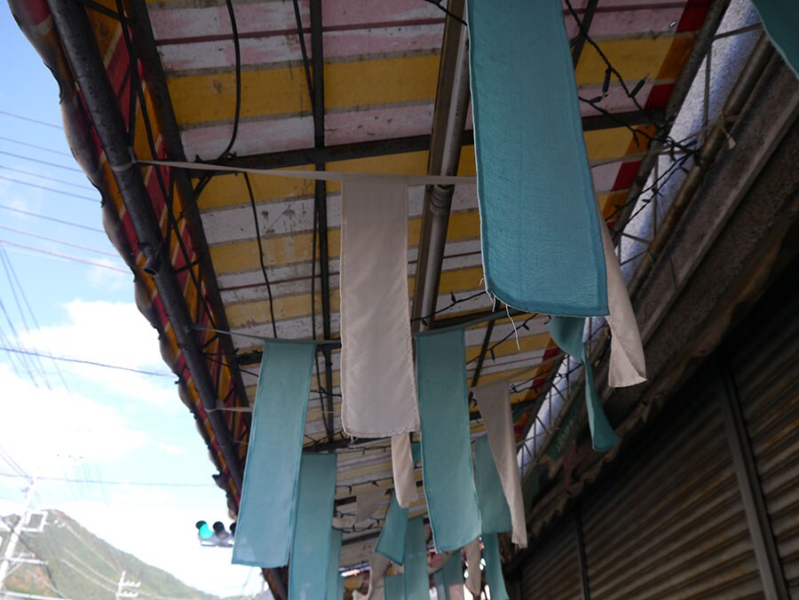 商店街のアーケードには、富士山をイメージした白と水色の布が垂れ下がり、華を添えていました。昨年の「FUJI TEXTILE WEEK」での余り布を使用しているそうです。