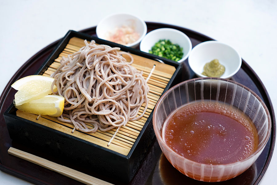 「冷やし蕎麦 グレープフルーツとオリーブオイル風味の蕎麦汁」2,400円。ハーフポーションは1,600円。