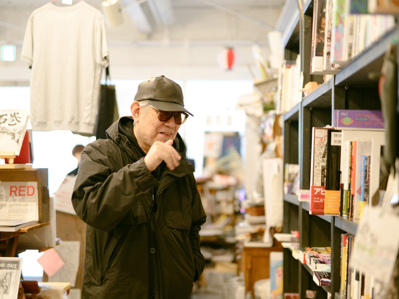 ホホホ座の店内をめぐる。