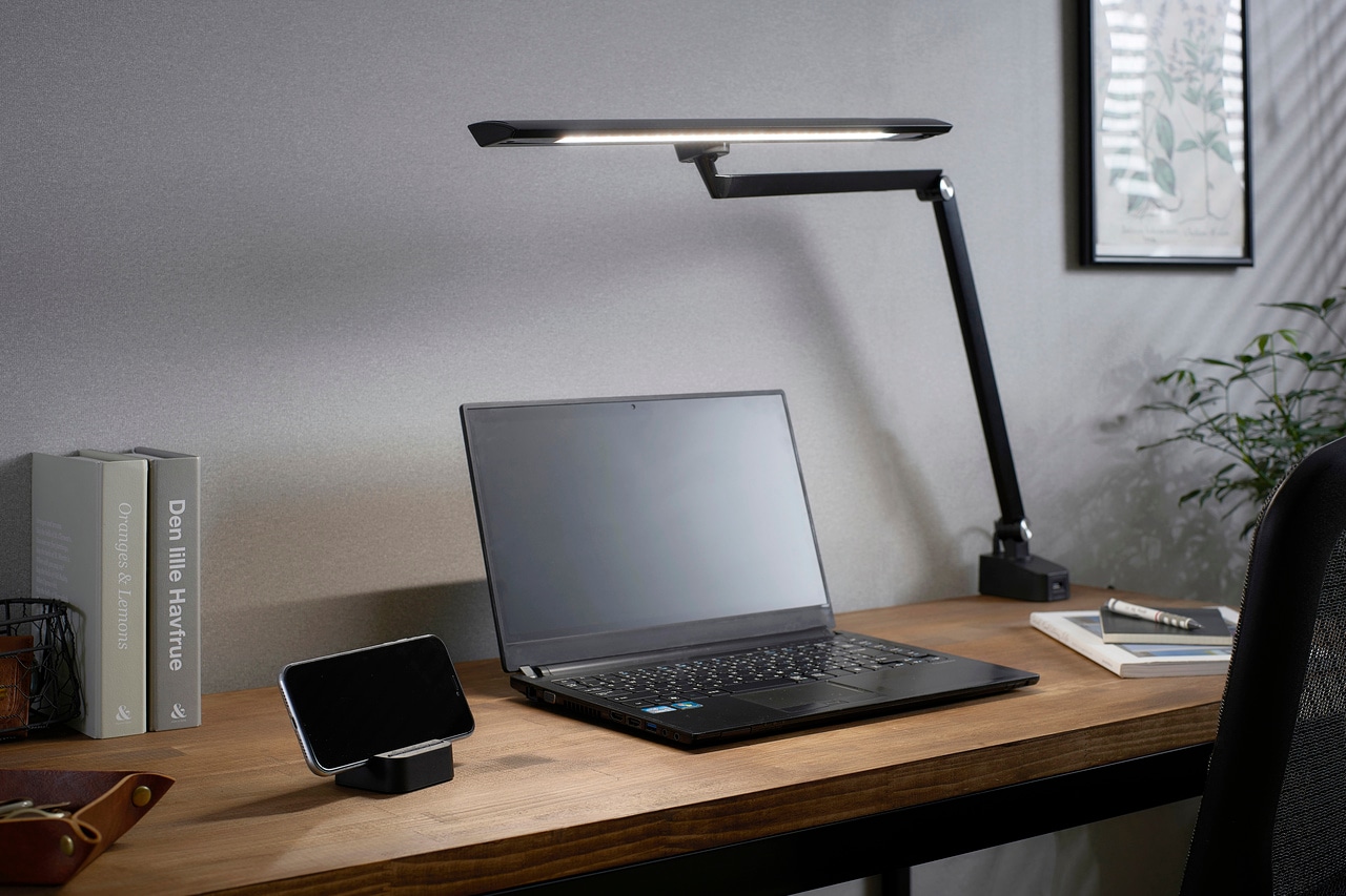 アイリスオーヤマ「LEDデスクライトT型 クランプタイプ ブラック」オープン価格(実勢価格12,000円前後)。